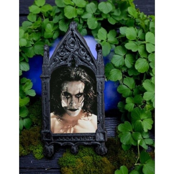 The Crow Pin Brandon Lee Fan Art Collectible Hottie Heartthrob Crush Cutie Merc - Picture 3 of 4